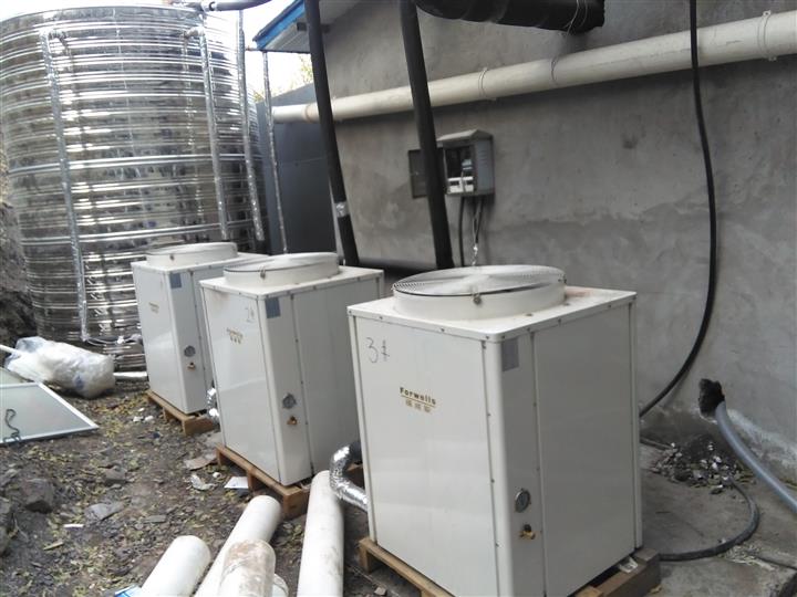 空氣能熱水器工程為什么要設(shè)置定溫度補水？